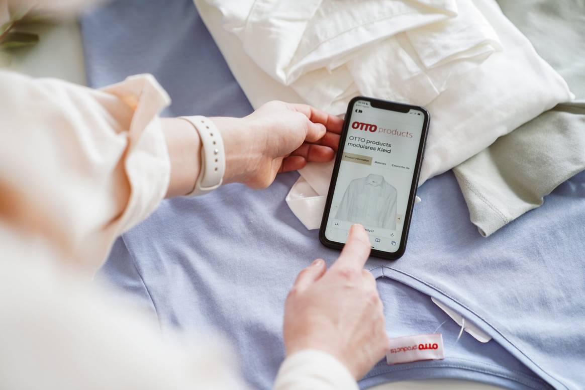 NFC-Tags können mit dem Handy gescannt werden und liefern Informationen zum kreislauffähigen Produkt | Foto: Otto Group