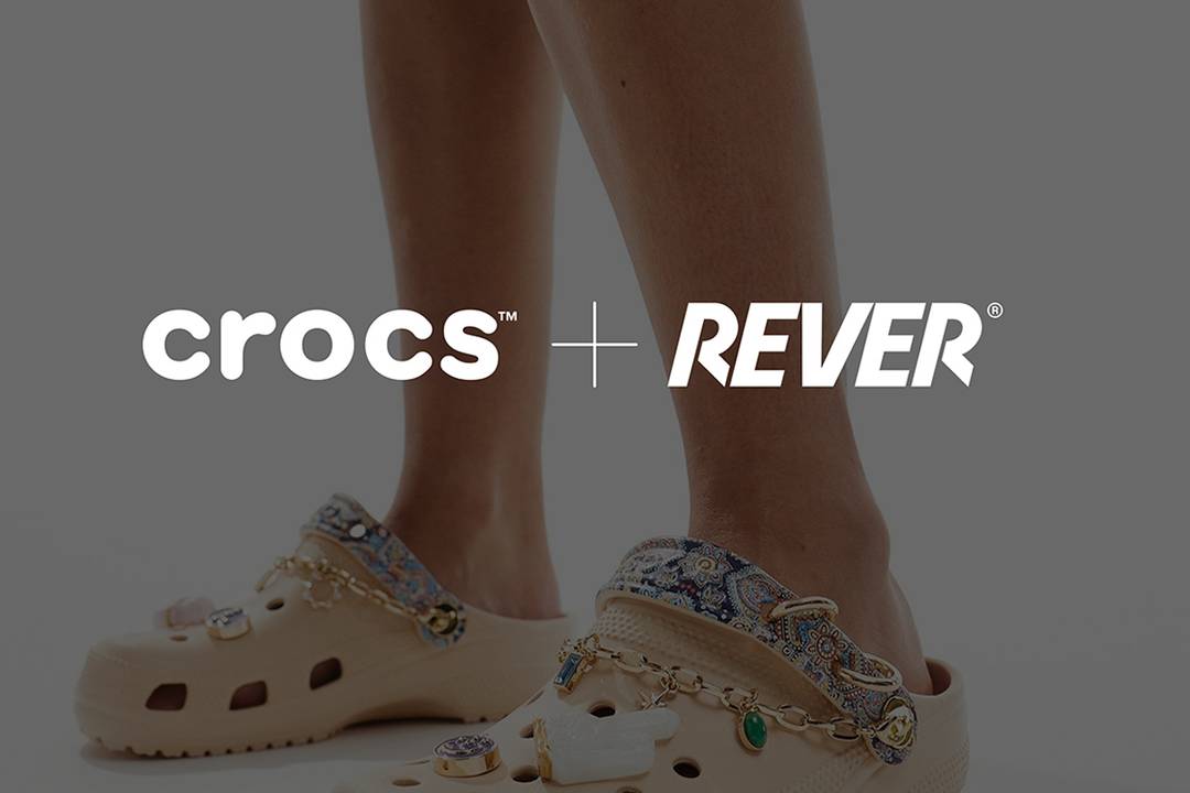 Cartel del anuncio de la colaboración entre Crocs y Rever.