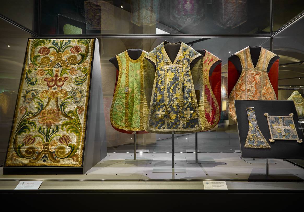 La mostra presenta manufatti tessili e ricami antichi
