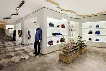 Versace inaugura il flagship store di Hong Kong