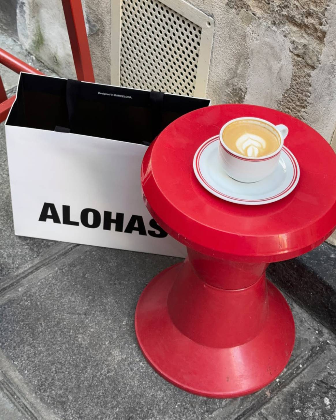 Imagen ilustrativa de la activación “experiencial” que bajo el nombre “Always Latte Club” Alohas ha puesto en marcha en Londres y Milán.