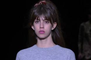 Vídeo: la MBFWMadrid se traslada a la Barcelona de los 60’s con la propuesta FW22 de Pertegaz