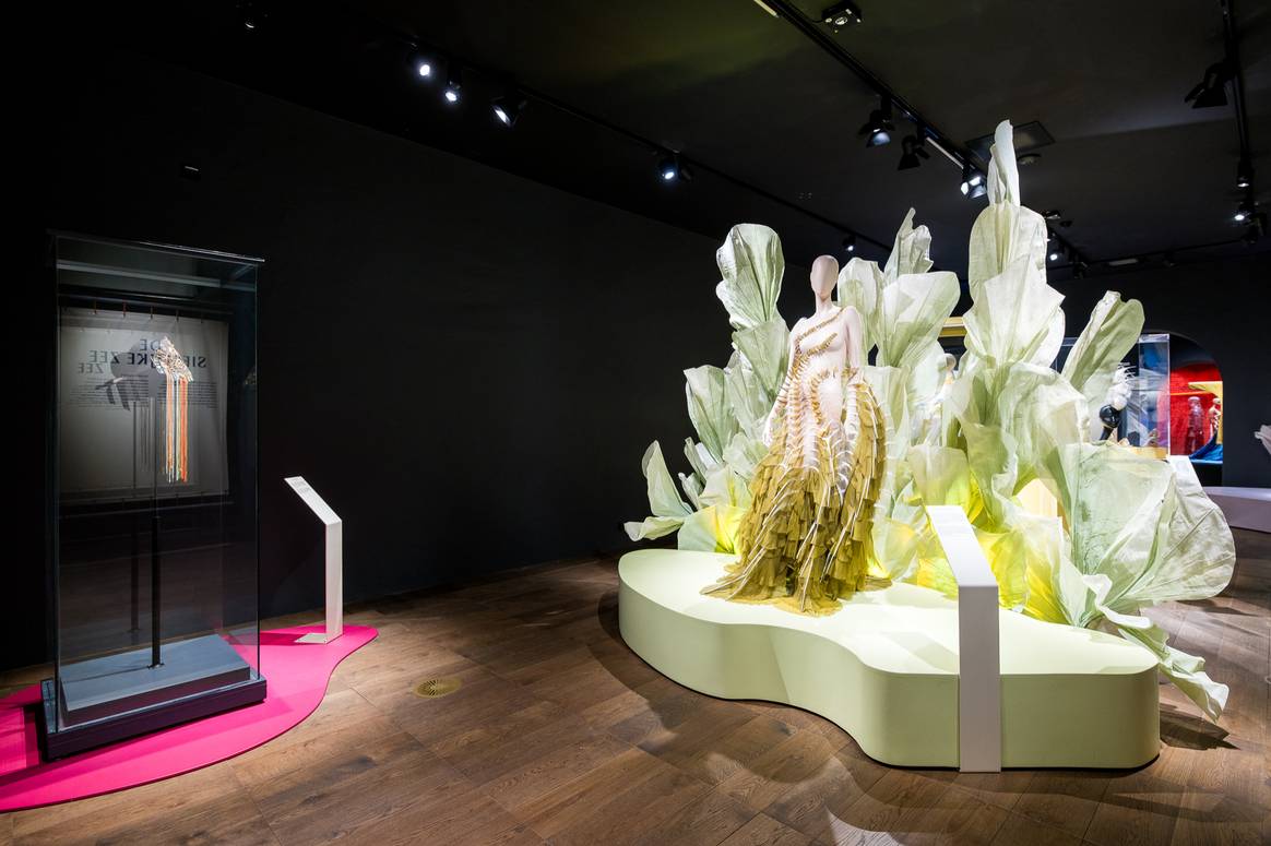 Een van de Iris van Herpen-ontwerpen uit de Oceanista-tentoonstelling.