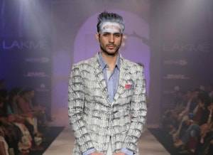 Modi wows with 'Seeking Paradise'