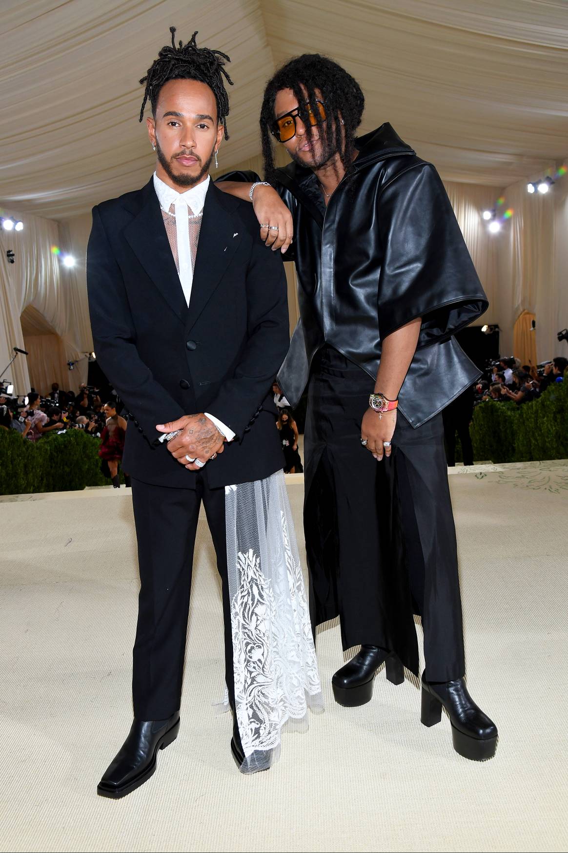 Lewis Hamilton in einem Outfit von Kenneth Nicholson neben ihm Law Roach