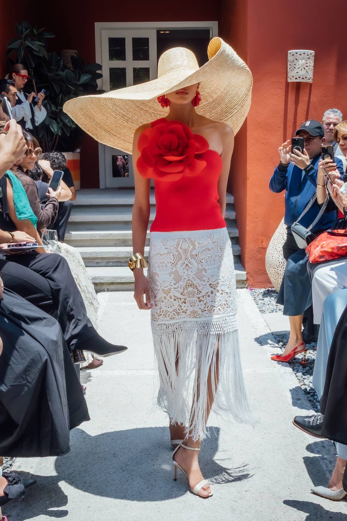 Tanto los aretes como el top presentan la misma flor creando así un look completo.