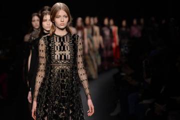 Fourrures, look rétro festif ou militaire: dix tendances des Fashion weeks