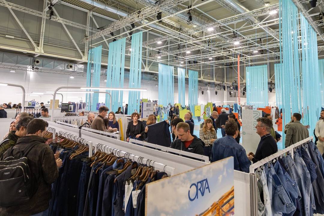 Interior del salón comercial de una edición de Denim Première Vision.