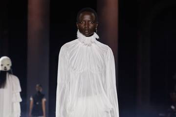 Kering avvia negoziati con il fisco italiano per Alexander McQueen