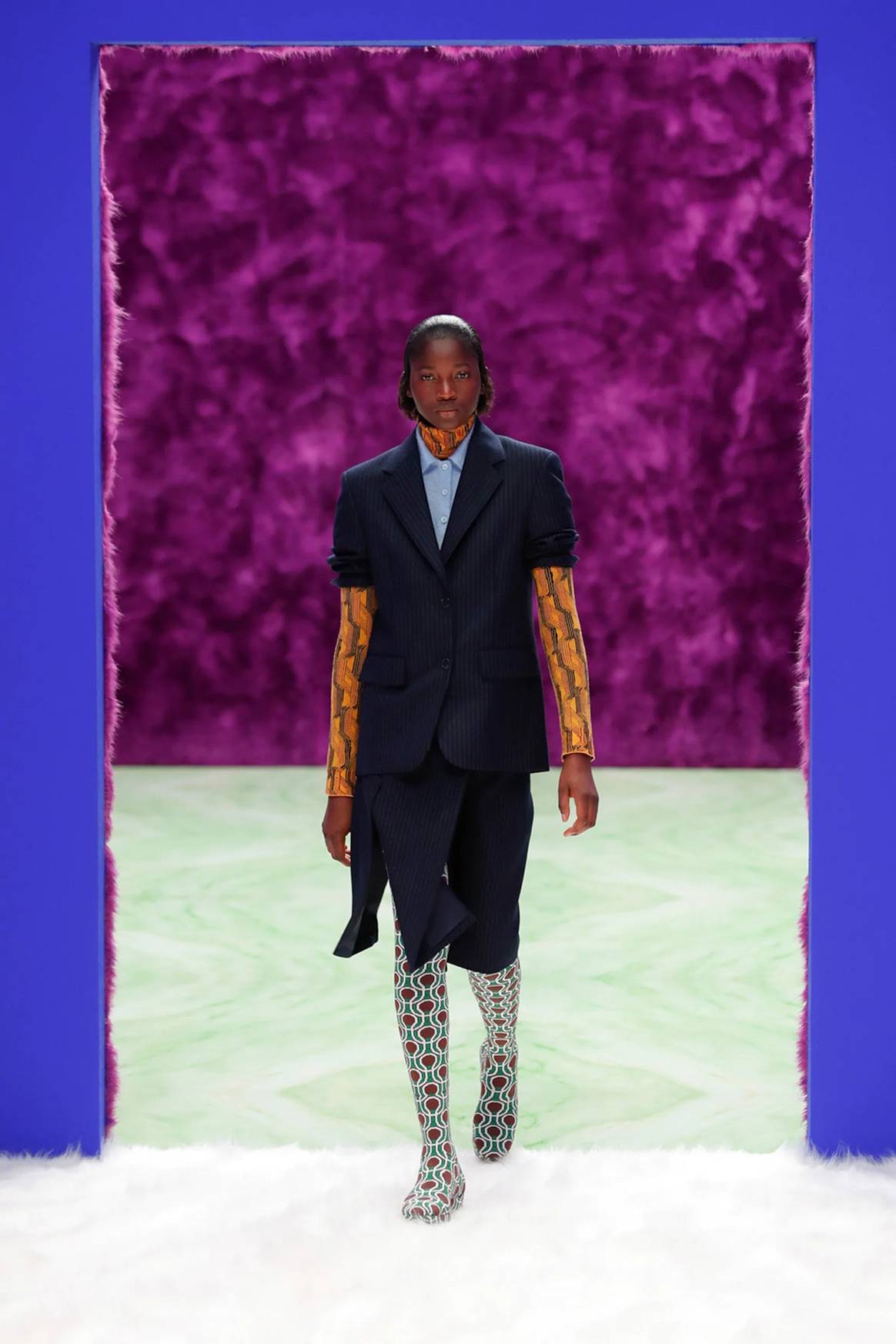 Prada bucea en la ambigüedad que separa lo masculino de lo femenino para su colección Womenswear FW21