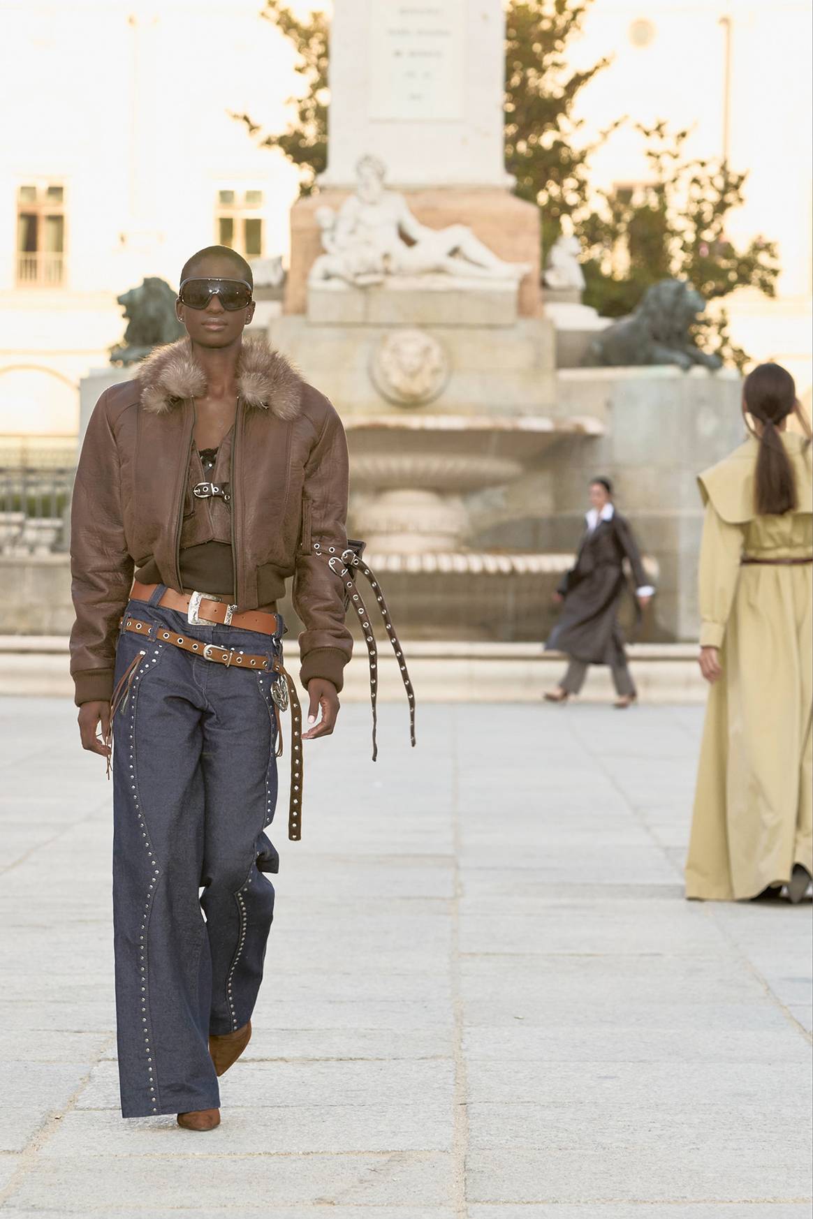 Diseño de Dominnico. Desfile inaugural de Madrid es Moda en la plaza de Oriente de Madrid, el sábado 13 de septiembre de 2025.