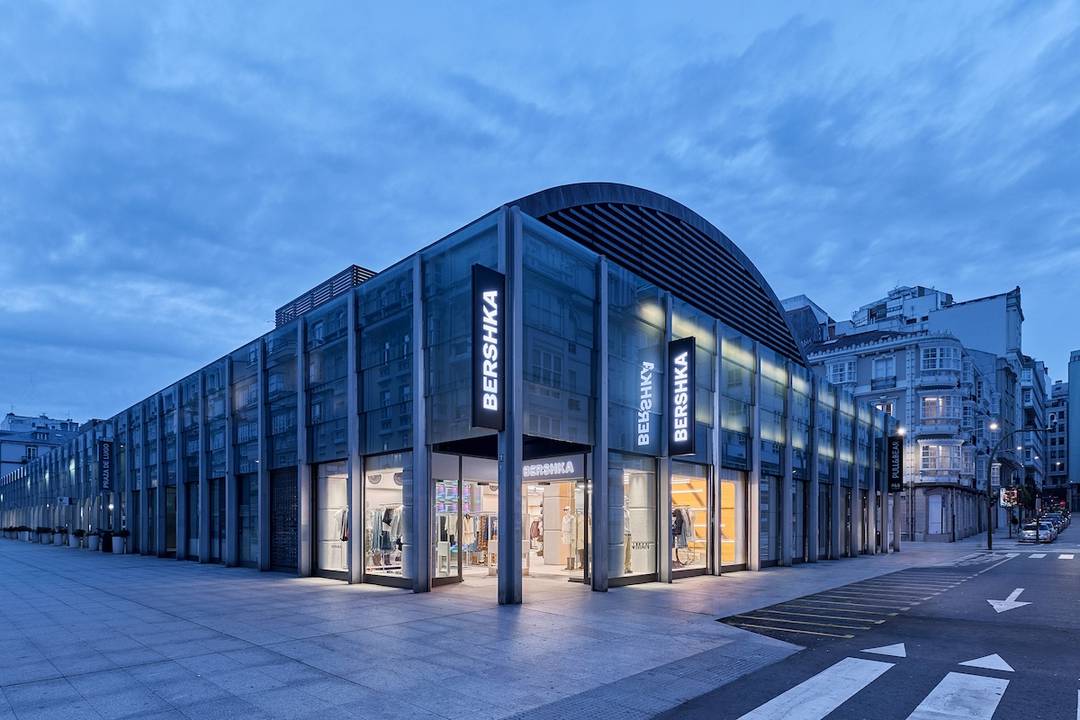 Tienda de Bershka en la plaza de Lugo de La Coruña (España).