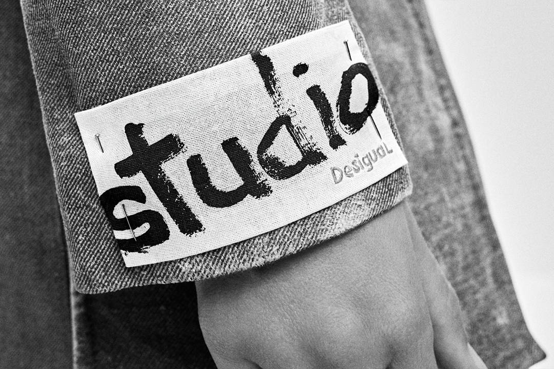 Label van de nieuwe lijn ‘Desigual Studio’ van Desigual.