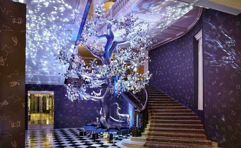 En images : Diane Von Furstenberg inaugure l’arbre de noël de Claridge