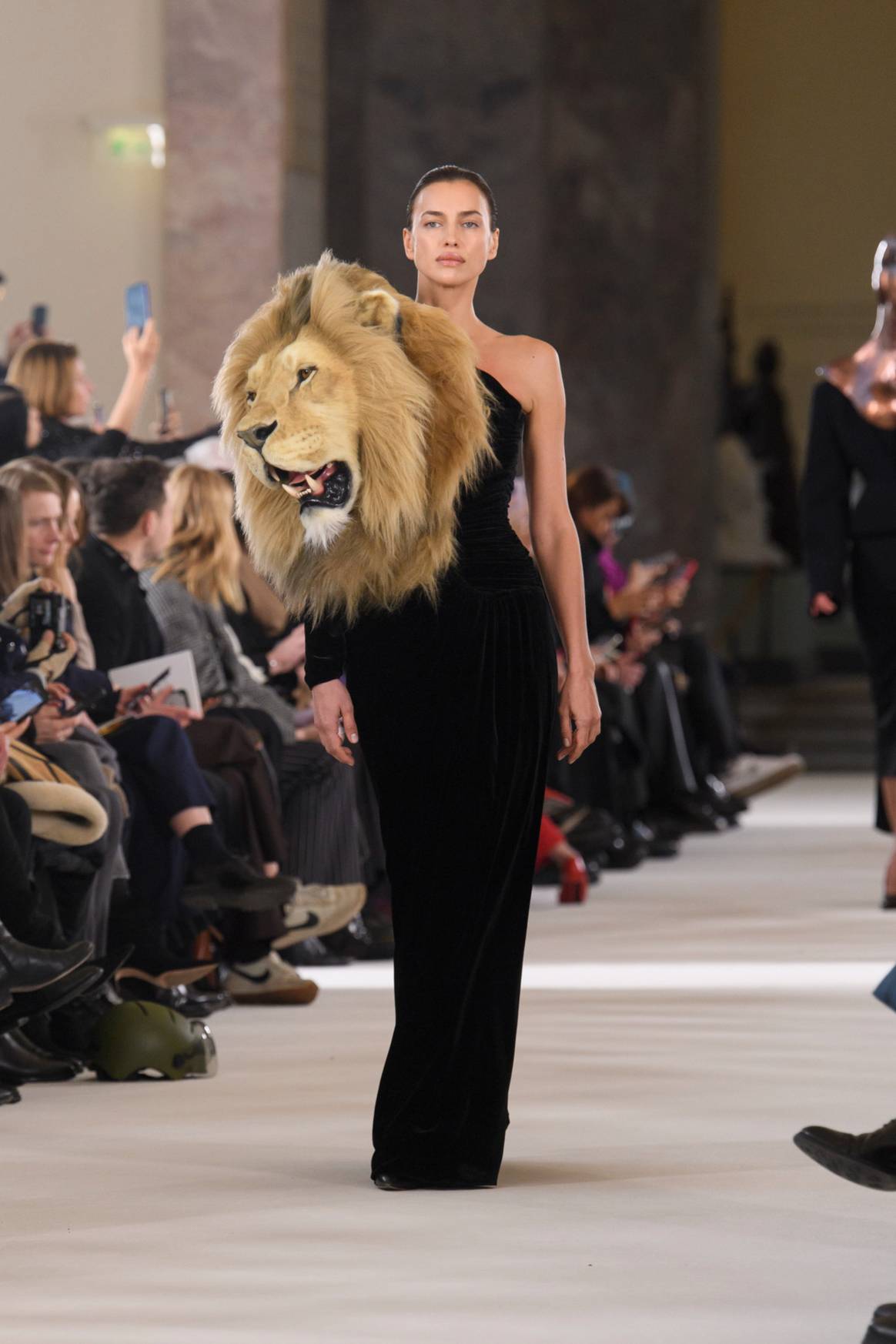 Löwenkopf auf dem Laufsteg und in der Front Row bei Schiaparelli