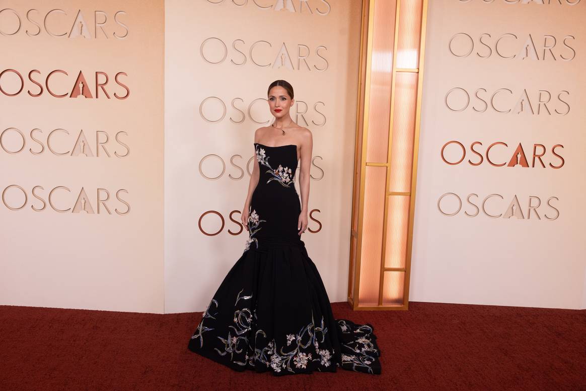 Rose Byrne wears Dior on the red carpet of the 98th Oscars® at the Dolby® Theater.