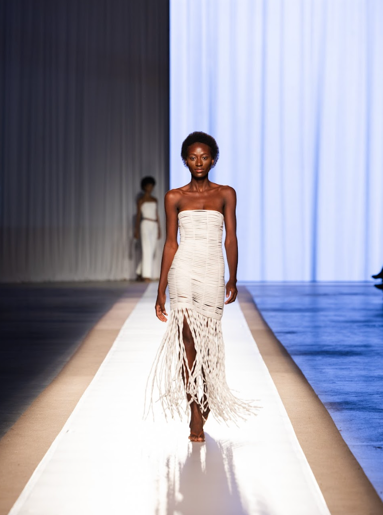 Vestido de rolotês aplicados na marca Hand Lace