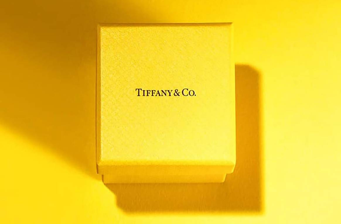 Tiffany’s siembra expectación presentando a un intenso amarillo como nuevo color corporativo