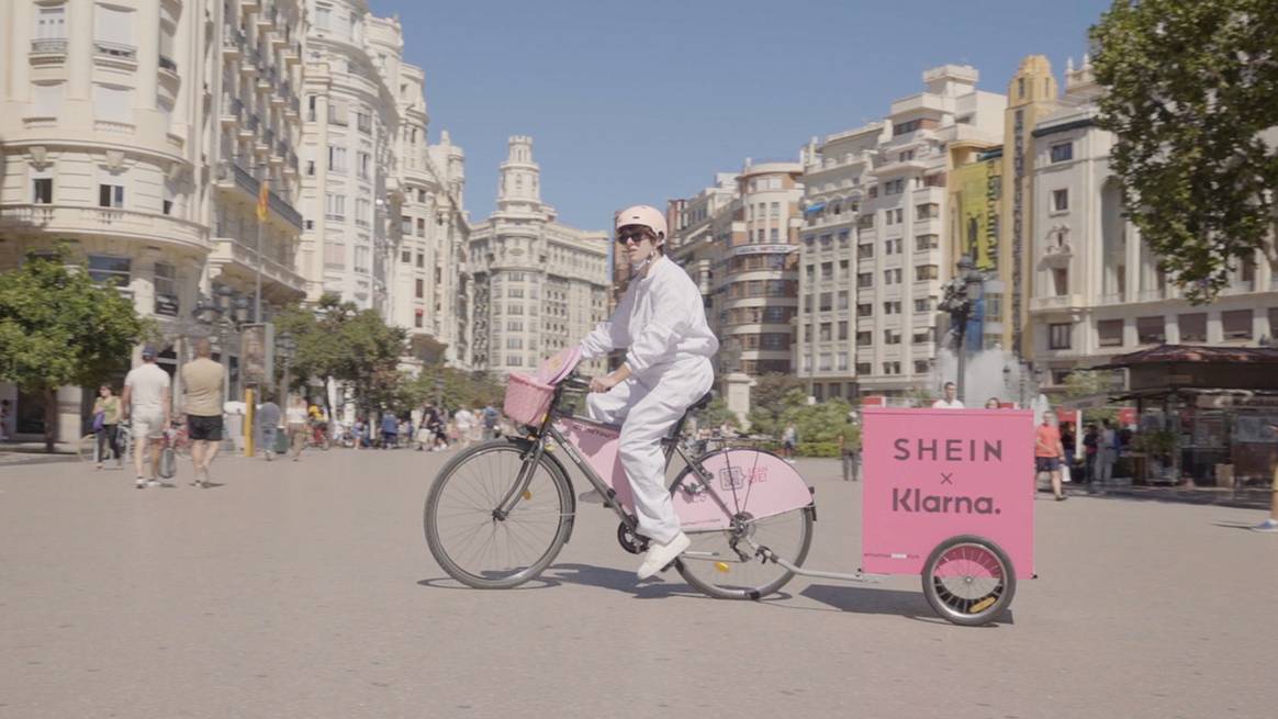 Activación a pie de calle de la gira Shein x Klarna durante su edición de septiembre de 2023.