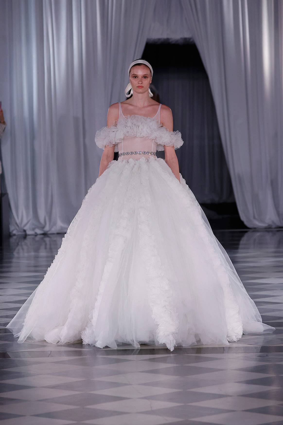 Desfile de Giambattista Valli en la “Bridal Night” de la Barcelona Bridal Fashion Week de abril de 2024.