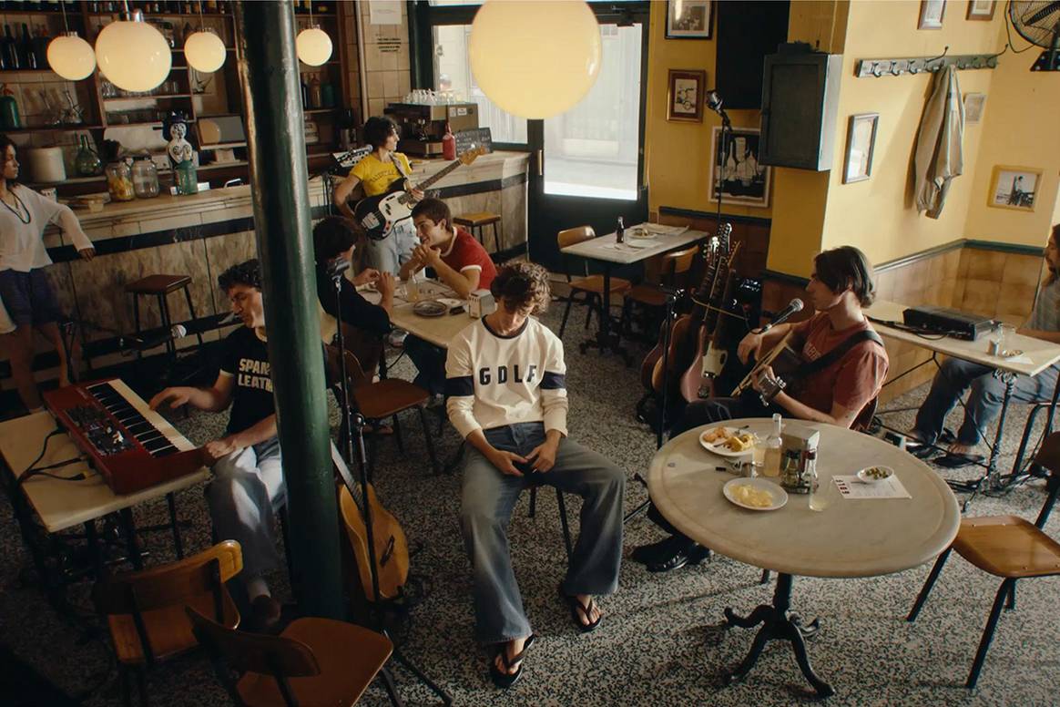 Guitarricadelafuente en una imagen de la campaña creada con motivo del lanzamiento de la colección cápsula de Zara inspirada en su álbum “Spanish Leather”.