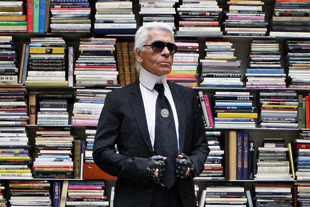 Karl Lagerfeld voor een boekenwand