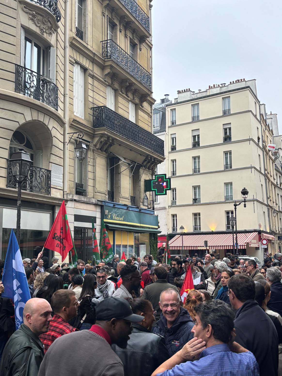 Rassemblement devant le BHV Marais pour dire à Shein