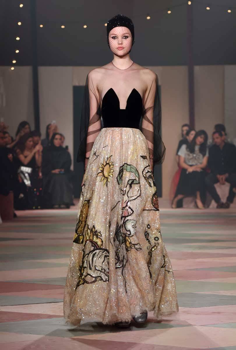 Dior presenta una colección "cápsula" en su primer desfile en Dubai