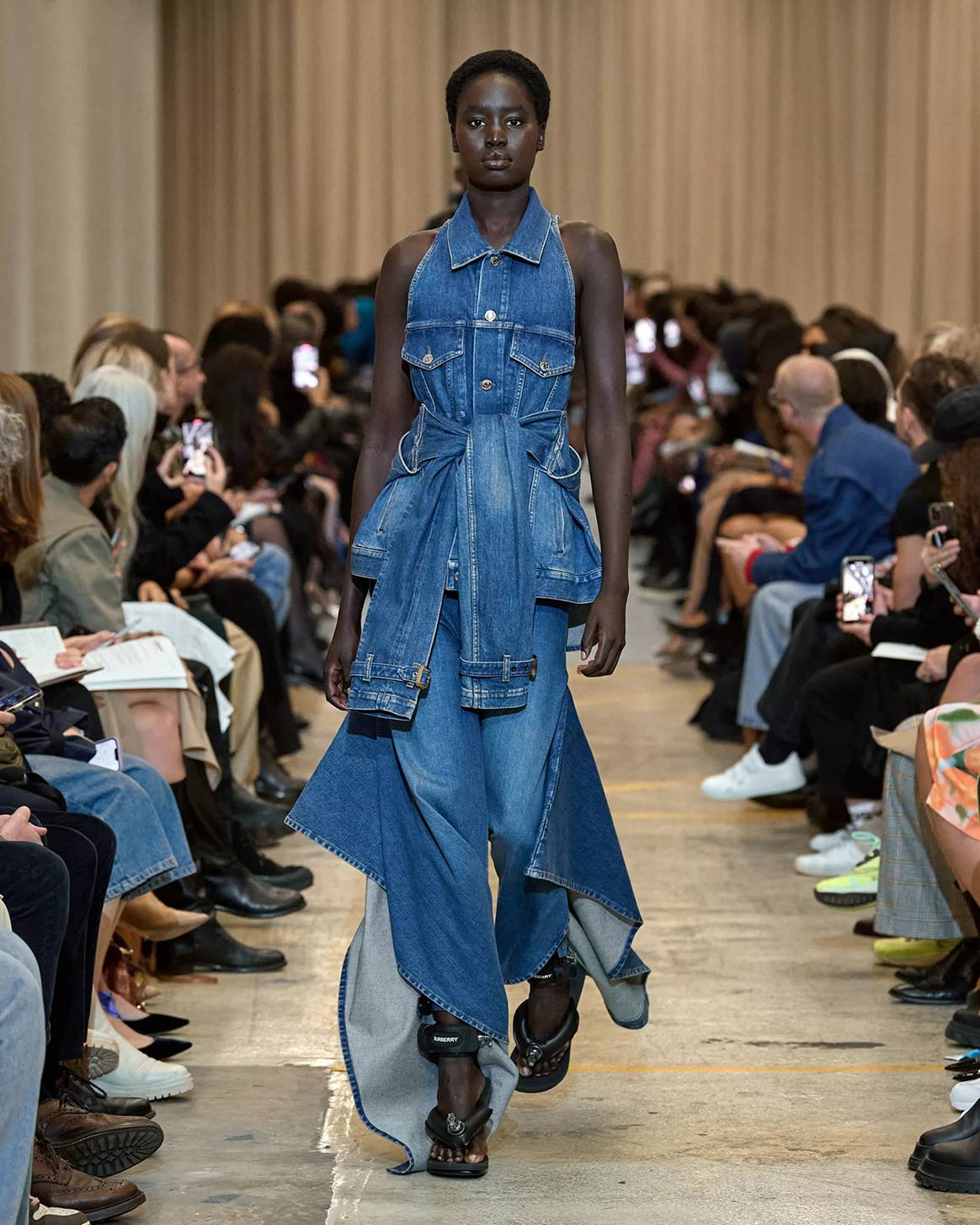 Photo Credits: Burberry, colección para la temporada Primavera/Verano 2023 SS23, última colección diseñada por Riccardo Tisci como director creativo. Burberry, página oficial.