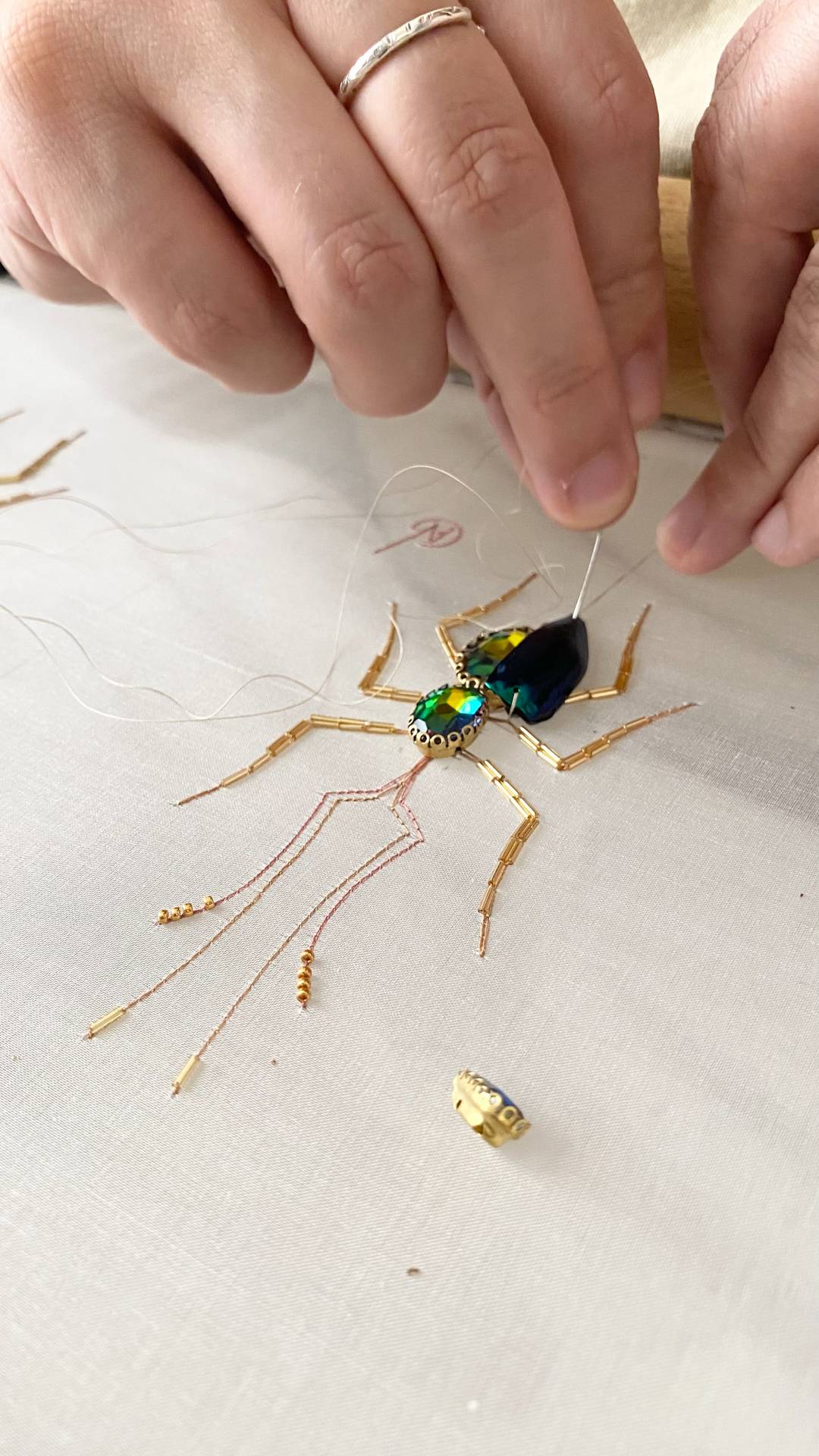 Ogni pezzo è composto da perle vintage, tulle di seta, cristalli Swarovski e pezzi unici provenienti dai mercatini delle pulci dei couturier.