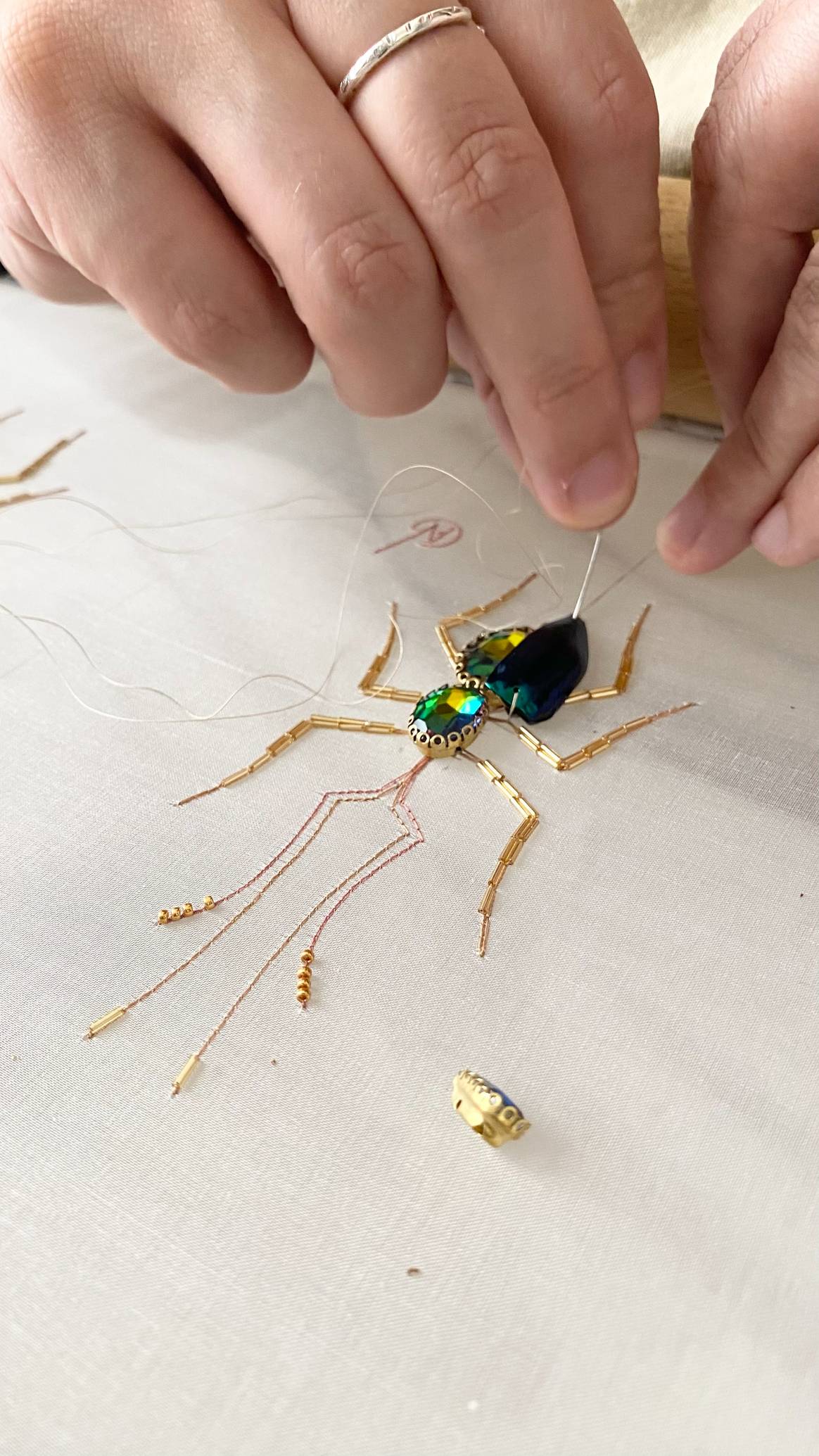 Ogni pezzo è composto da perle vintage, tulle di seta, cristalli Swarovski e pezzi unici provenienti dai mercatini delle pulci dei couturier.