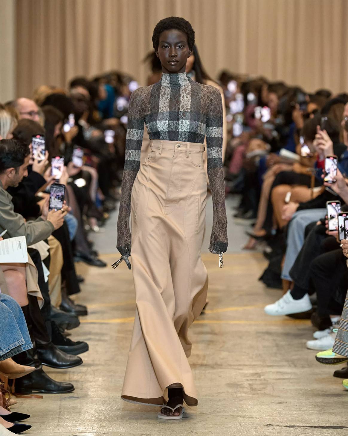 Photo Credits: Burberry, colección para la temporada Primavera/Verano 2023 SS23, última colección diseñada por Riccardo Tisci como director creativo. Burberry, página oficial.