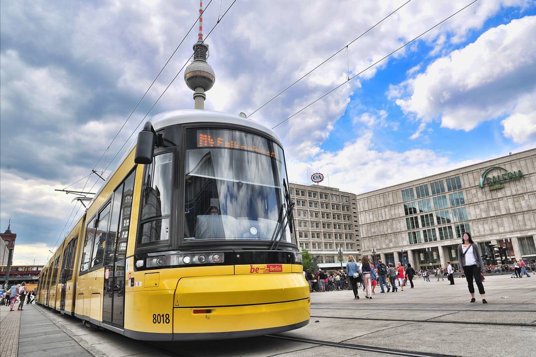 Straßenbahn am Berliner Alexanderplatz  - Bild zur Visualisierung