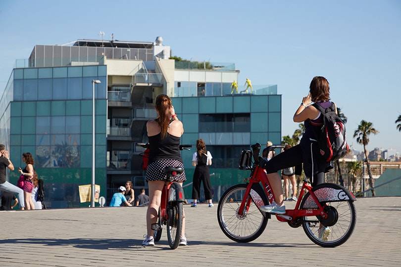 Desigual paraliza la Barceloneta: “Respeten la distancia entre culos”
