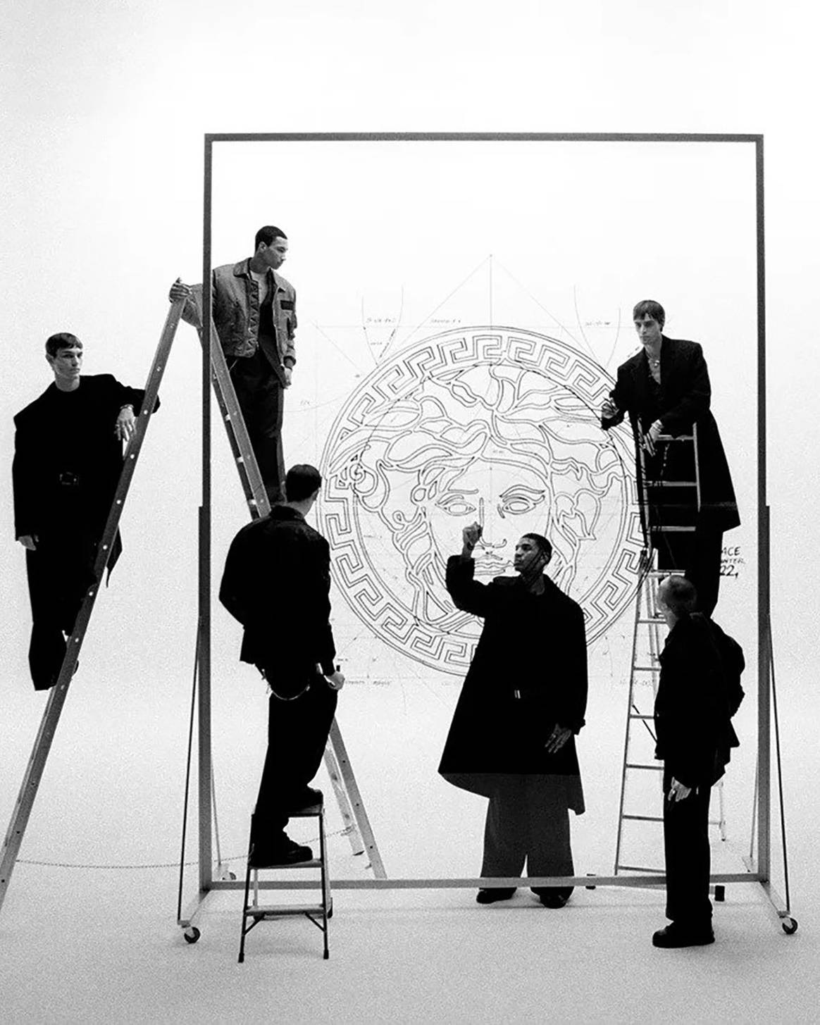 Photo Credits: Versace, colección masculina para la temporada Otoño/Invierno 2022/2023 FW22. Versace, página oficial.
