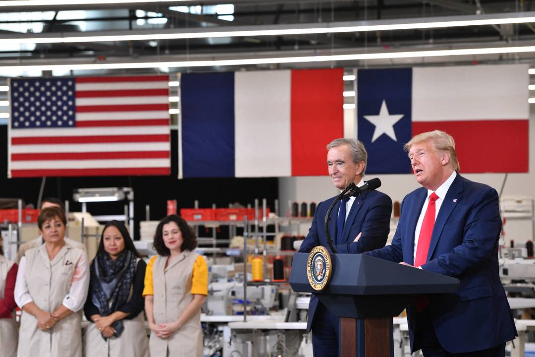 Il presidente americano Donald Trump (a destra) e Bernard Arnault (a sinistra) nel 2019.