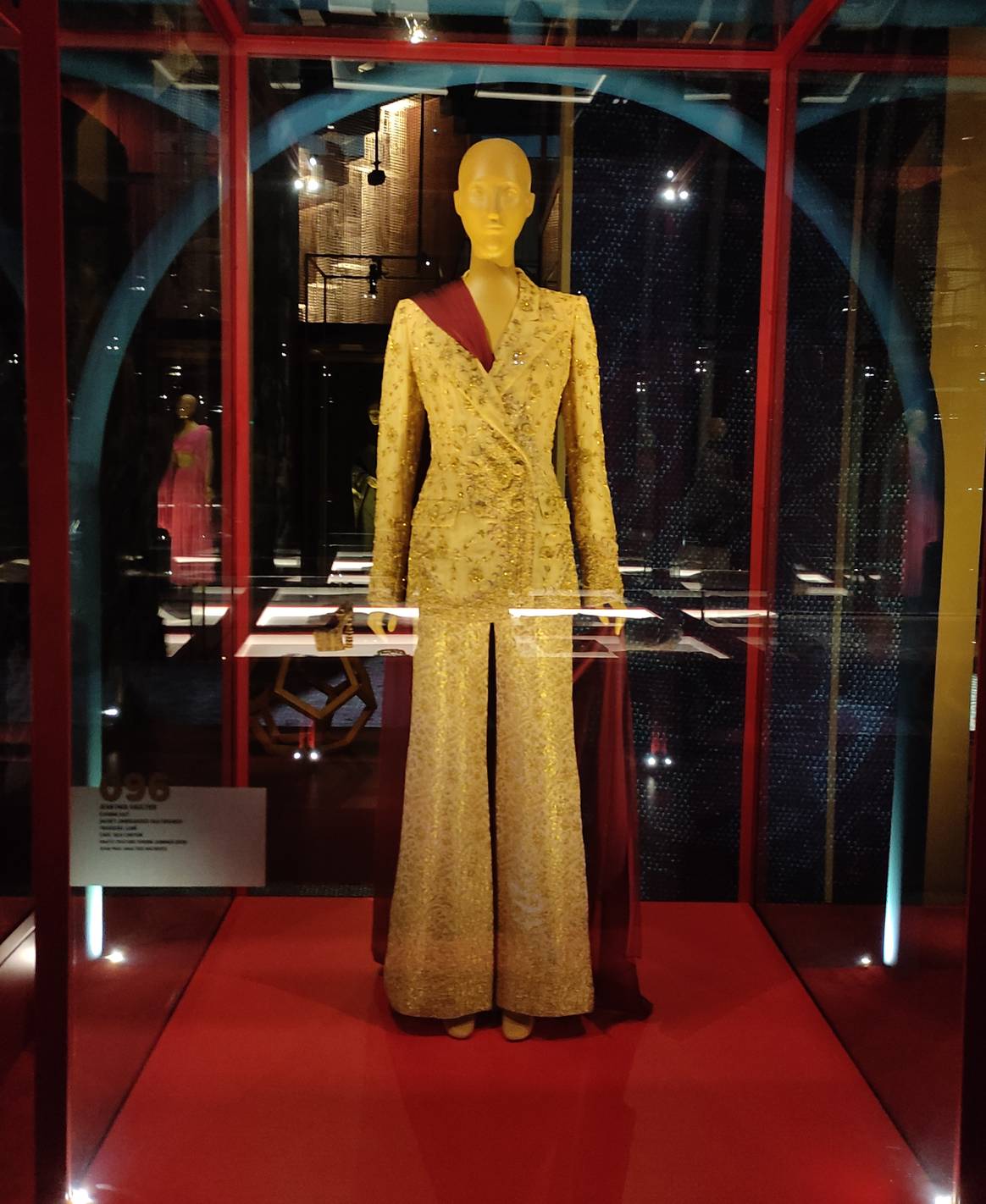 Elegant pantsuit by Jean Paul Gaultier. Image: Sumit Suryawanshi for FashionUnited