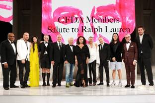 Raf Simons se alza como el mejor creador prêt-à-porter femenino en los premios CFDA