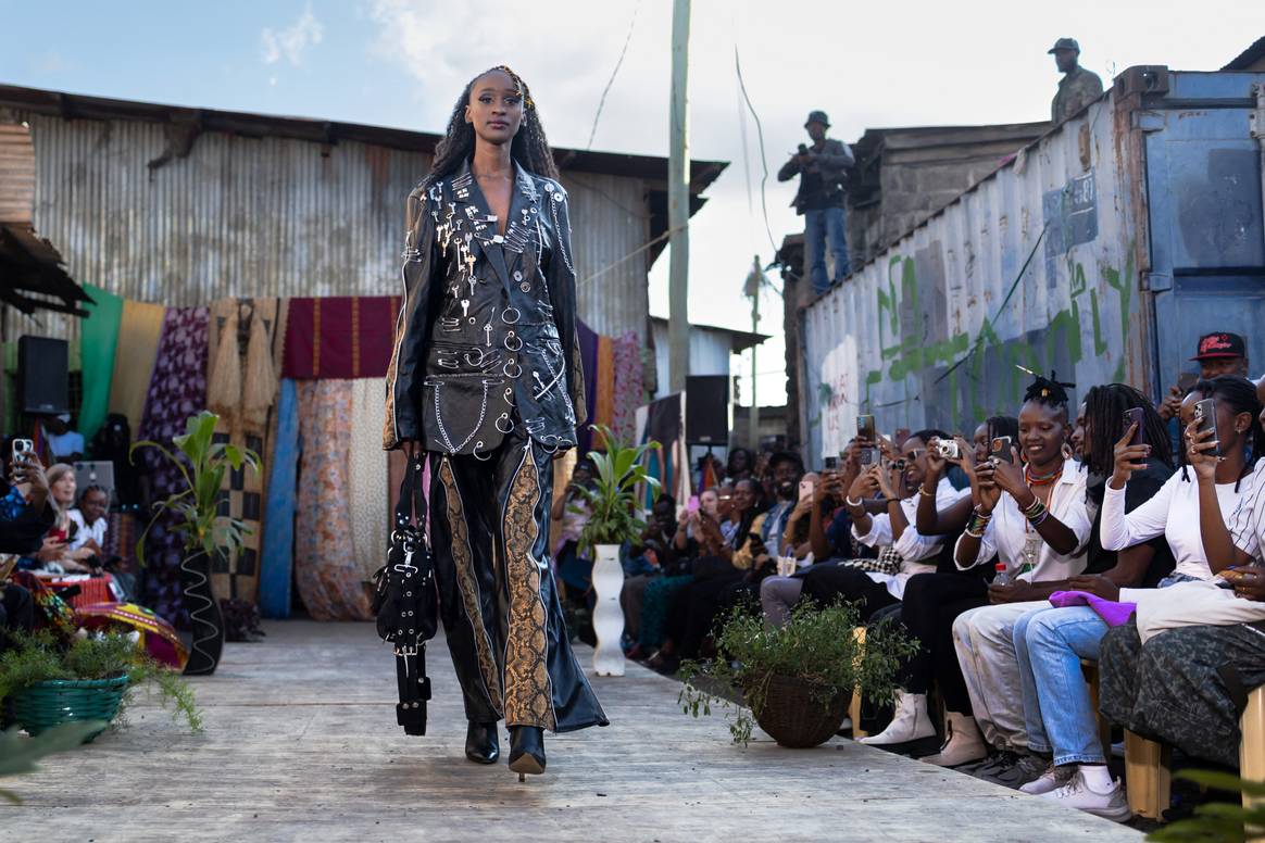 Défilé organisé par des créateurs locaux de Nairobi et spécialisés dans le recyclage de tissus et de vêtements jetés, récupérés dans des marchés de vêtements d'occasion et des décharges à Nairobi.