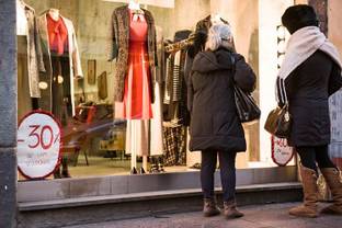 Saldi: le donne comprano di più degli uomini