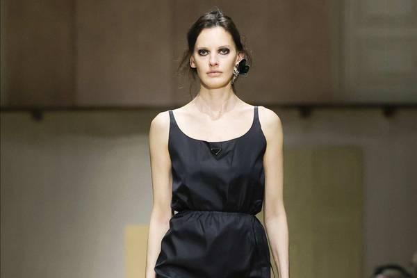 La collezione per l'autunno inverno di Prada tra evoluzione e stratificazione