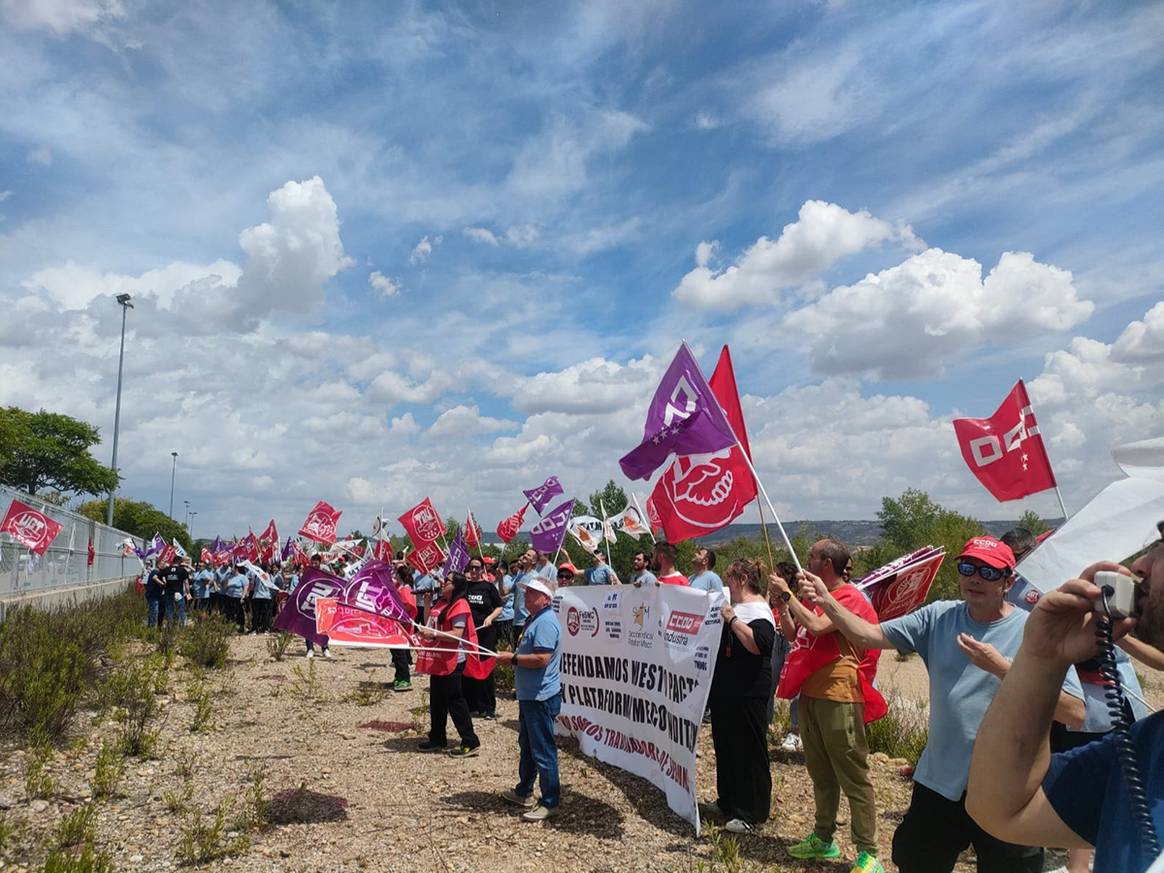 Photo Credits: Trabajadores de Plataforma Logística Meco, filial de Inditex, durante las concentraciones convocadas el 25 de mayo de 2023 frente a las instalaciones del centro logístico. CCOO, SLTM y UGT Inditex Meco.