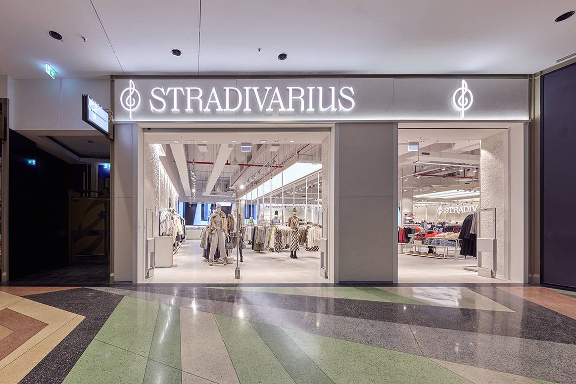 Tienda de Stradivarius en el centro comercial Alexa de Berlín (Alemania).