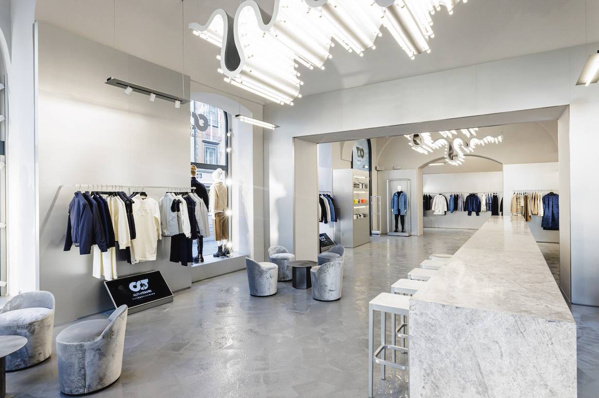 Prägnante Leuchtkörper: Das Interieur des Grazer Stores (Foto: AlphaTauri)