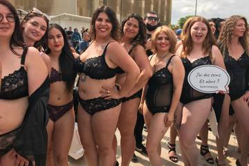 « The all size Catwalk » a réuni une centaine de femmes pour son défilé-happening au Trocadéro