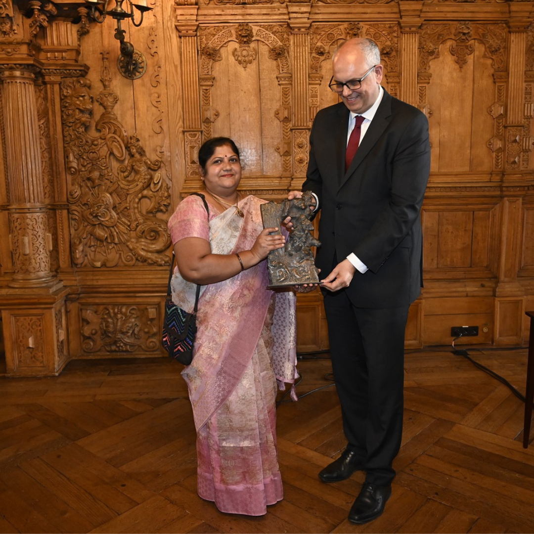 Rukmini Puttaswamy receiving the Solidarity Prize