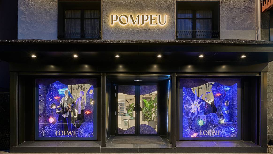 Tienda de Pompeu en Viella “intervenida” por Navidad por Loewe con una pop-up y el diseño de los escaparates.