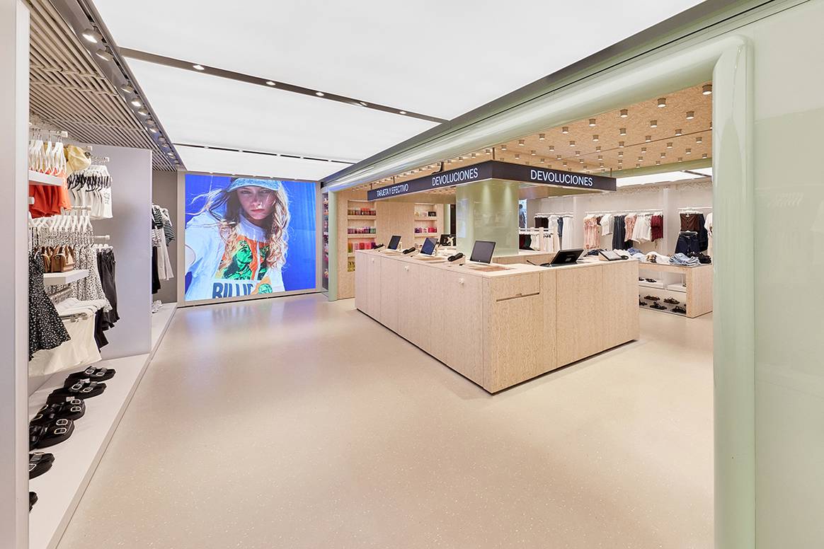 Tienda de Bershka en el número 28-30 de la avenida de Bartomeu de Roselló de Ibiza (España).