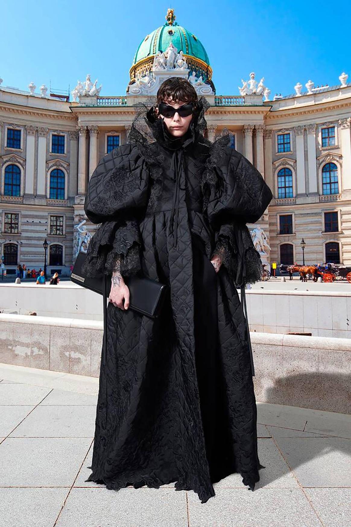 La vuelta al mundo de Balenciaga en 58 “looks” inclusivos, sostenibles y unisex