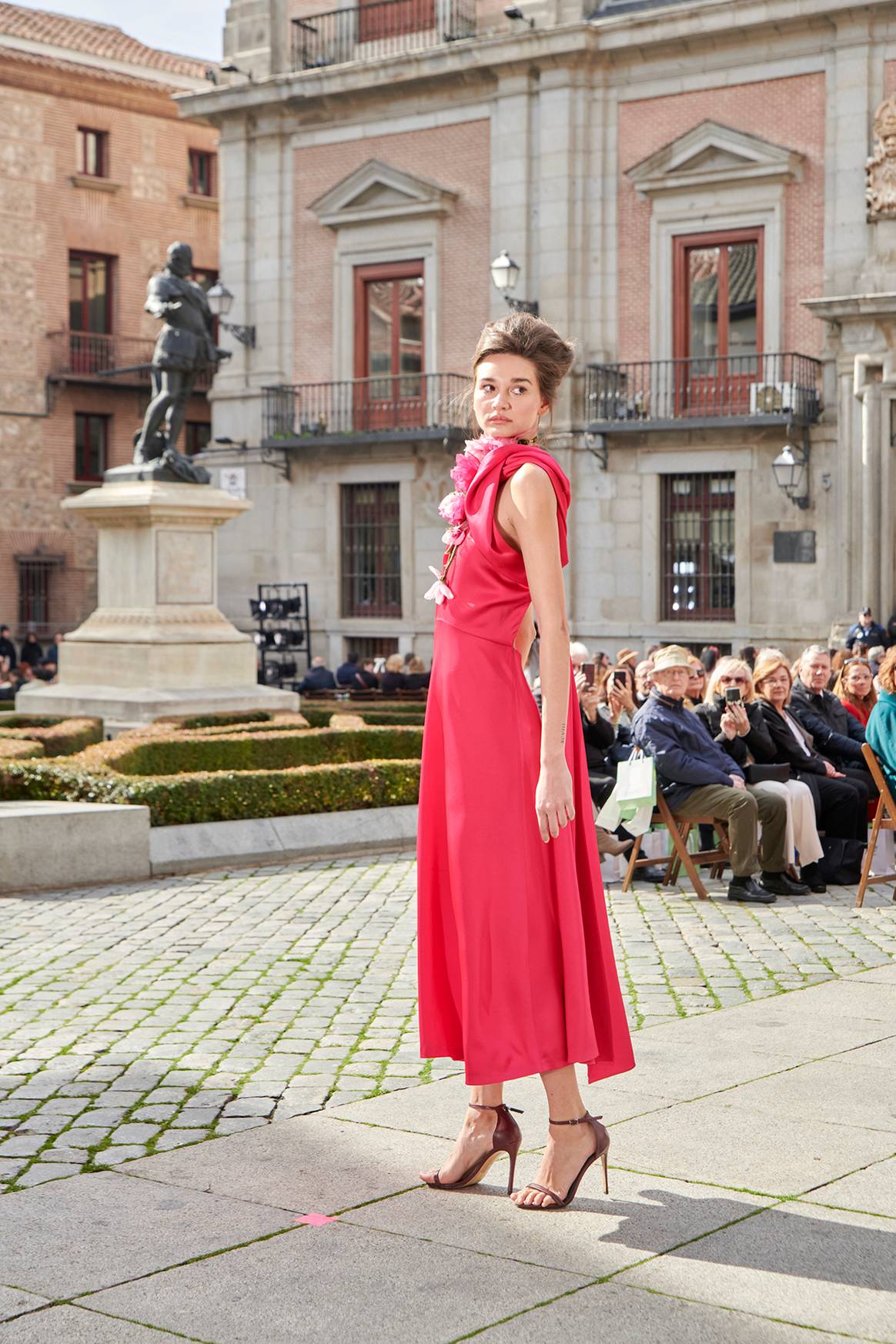 Desfile inaugural en la plaza de la Villa de Madrid de Madrid es Moda, celebrado el jueves 13 de febrero de 2025 en Madrid (España).